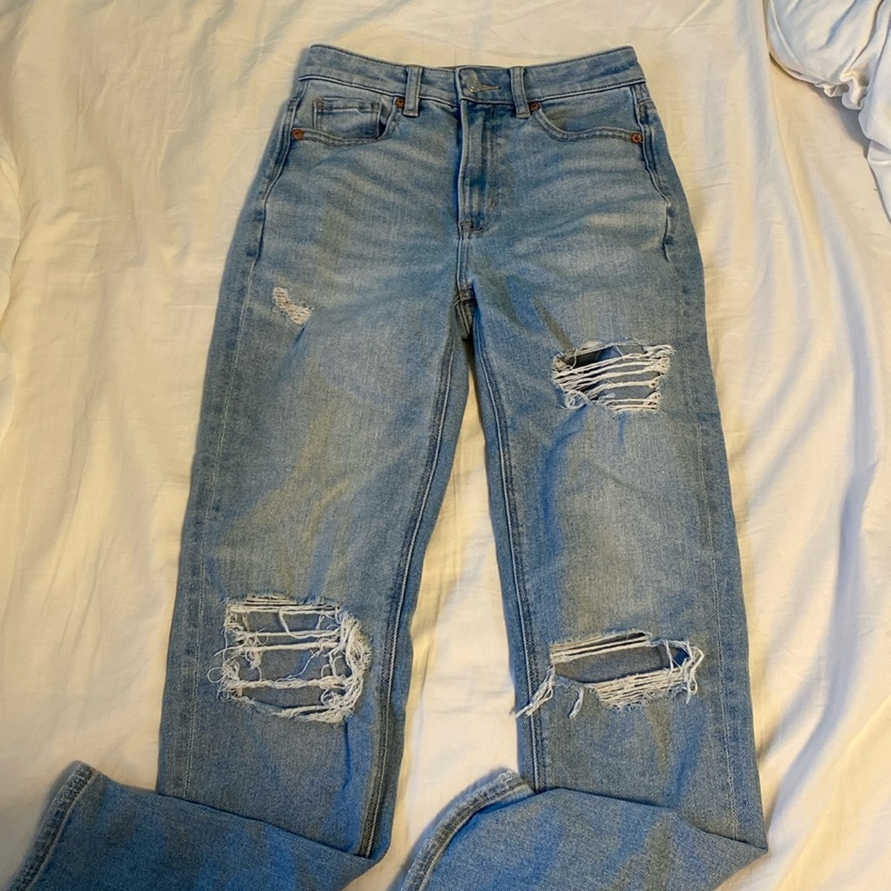 AMERICAN EAGLE RIPPED STRAIGHT LEG JEANS size 00